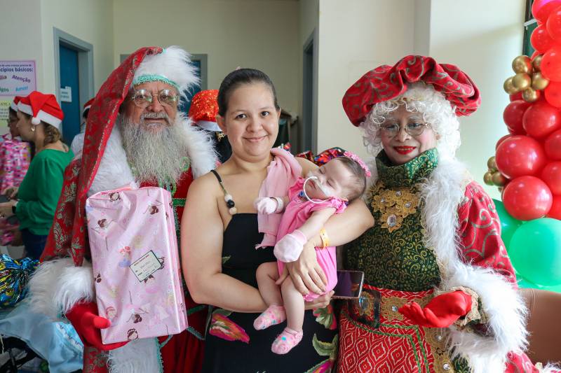 Primeiro natal de Ana Laura, no colo da mãe e tirando fotos com Papai Noel