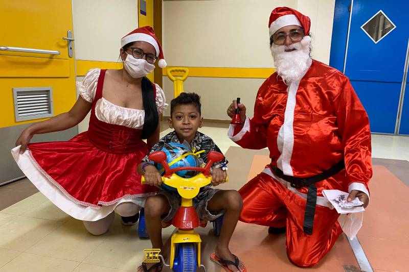 Pacientes pediátricos receberam presentes de Natal