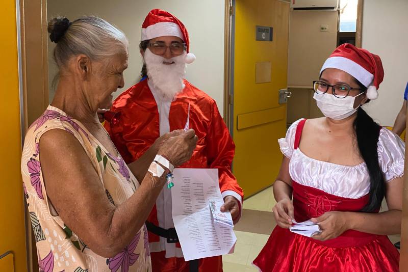 Durante a ação foram entregues mensagens natalinas