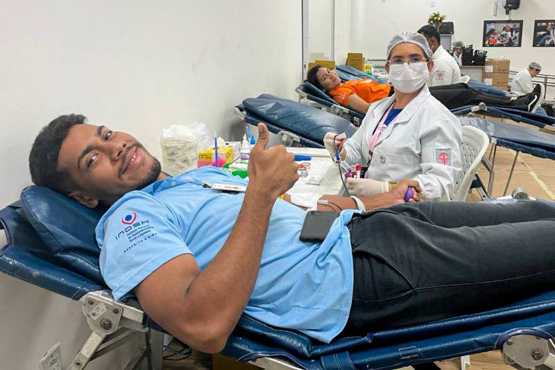 Pedro Queiroz, 20 anos, que atua como Jovem Aprendiz no Almoxarifado do Centro de Reabilitação, realizou sua primeira doação de sangue.