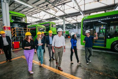 notícia: Em São Paulo, governador inspeciona montagem de ônibus elétricos comprados pelo Pará