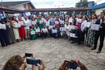 notícia: Governo do Estado entrega diplomas revalidados de medicina pela Uepa no Marajó