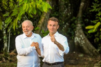 notícia: Em visita ao Pará, Lula e Macron firmam acordo de R$ 5 bilhões para a bioeconomia