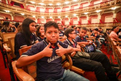notícia: Projeto leva 700 estudantes da rede estadual e municipal para 'Concerto Didático' no Theatro da Paz