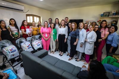 notícia: Governo entrega enxovais de bebês para mães internadas na Santa Casa