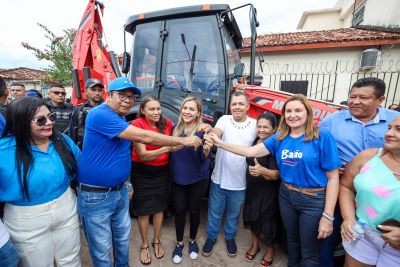 notícia: Governo do Pará entrega retroescavadeiras e ajuda humanitária em Baião