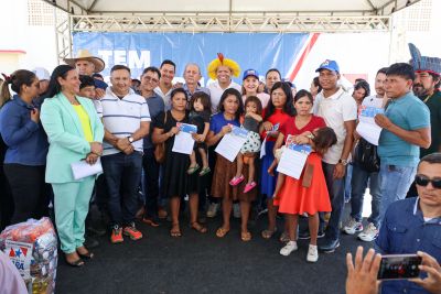 notícia: Governo do Pará entrega cheques do Programa Sua Casa para indígenas Parakanã, em Itupiranga