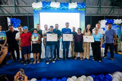 notícia: Governo do Estado entrega cheques do CredCidadão a empreendedores e veículos do mototaxista Pai D’Égua