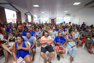notícia: Governo do Pará entrega mais de 100 títulos de terras em Igarapé-Miri