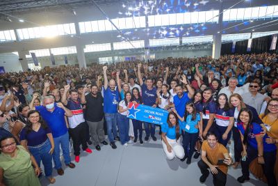 galeria: Governador Entrega Cheque Bora Estudar em Santarém