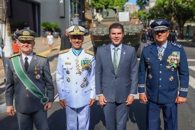 galeria: Governador Helder Barbalho chegada no desfile de 7 de Setembro no tanque Guaraní