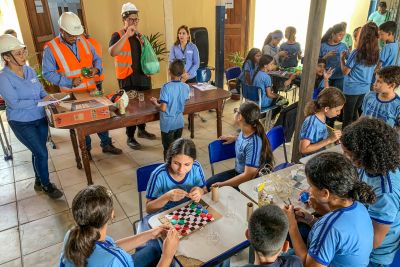 notícia: Crianças de escola pública recebem oficina de brinquedos recicláveis da equipe de obras da BR-316