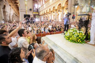 notícia: Descida da imagem original de Nossa Senhora de Nazaré, do Altar do Glória, reúne milhares de fiéis em Belém