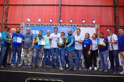 notícia: Governador Helder Barbalho entrega certificados a mototaxistas de Santarém 