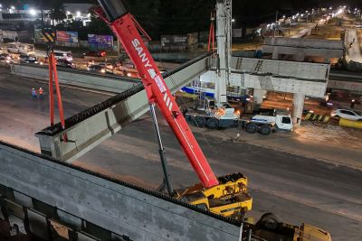 notícia: NGTM instala a primeira das 12 vigas do viaduto da Alça Viária com a BR-316