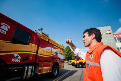 galeria: Governador Helder Acompanha Deslocamento Viaturas do s Bombeiros deccombate a Incêndio para Santarém