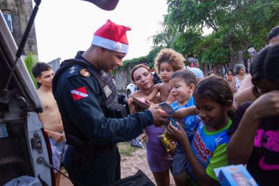 notícia: Natal solidário da PM leva presentes para crianças em situação de vulnerabilidade