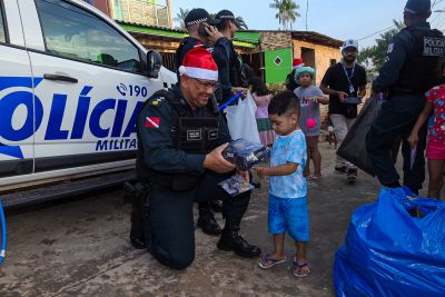 notícia: Natal solidário da PM leva presentes para crianças em situação de vulnerabilidade