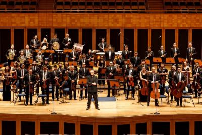 notícia: Estudante do Instituto Carlos Gomes ganha prêmio com a Orquestra Acadêmica Mozarteum