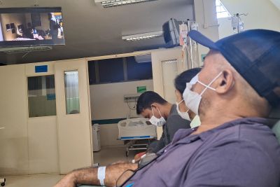 notícia: Pacientes em quimioterapia ganham sessão de cinema no Hospital Regional do Baixo Amazonas