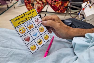 notícia: No HRBA, “Bingo das emoções” contribui para saúde mental de pacientes renais crônicos
