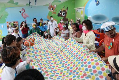notícia: Pacientes da pediatria cardiológica aproveitam baile de carnaval no Hospital de Clínicas