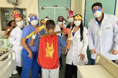 notícia: Projeto Heróis do Metropolitano tranquiliza pacientes pediátricos no Hospital Metropolitano