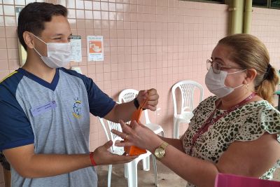 notícia: Jovem cumpre promessa e doa cabelos ao Hospital Regional do Baixo Amazonas