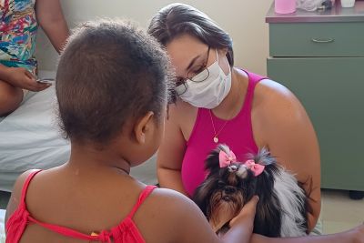 notícia: Pet Terapia leva alegria para crianças internadas no Regional do Baixo Amazonas