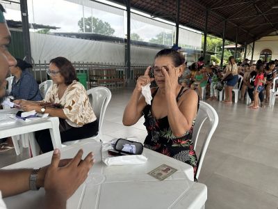 notícia: Governo do Estado entrega óculos novos a moradores de Icoaraci, Distrito de Belém