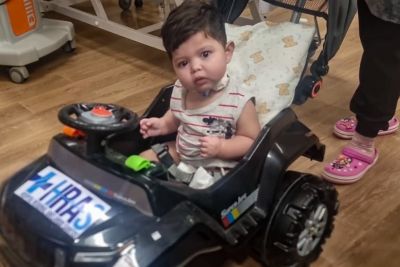 notícia: No Abelardo Santos, criança realiza sonho de andar de carrinho mesmo internado em UTI