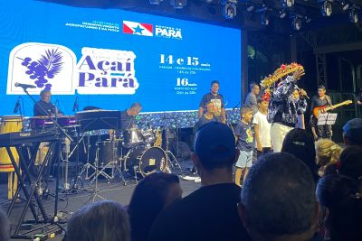 notícia: Cantor Pinduca faz homenagem ao açaí durante encerramento do festival no Hangar      