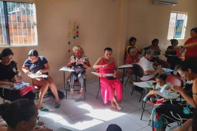 notícia: Moradoras de São Caetano de Odivelas recebem oficina de ecobijuterias promovida pela Semas