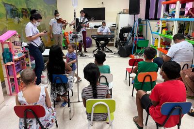 notícia: Música proporciona alegria e ludicidade durante  internação no Hospital Octávio Lobo