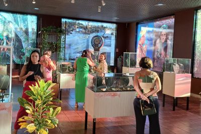 notícia: Exposição no São José Liberto apresenta joias inspiradas no Dia dos Namorados