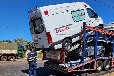 notícia: Sefa apreende ambulância e toras de eucalipto
