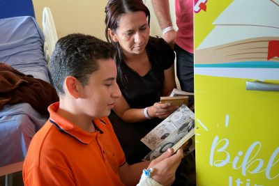 notícia: Hospital Dr. Abelardo Santos promove leitura e humanização com projeto "Biblioteca Itinerante"