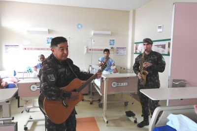 notícia: Pacientes do Regional da Transamazônica recebem ações de musicoterapia nos leitos