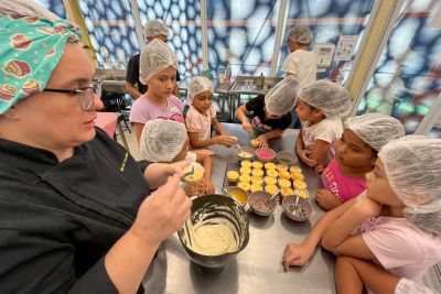 notícia: Sectet promove oficinas de culinária infantil durante colônia de férias das UsiPaz      