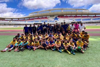 notícia: Alunos-atletas do Projeto Gol do Brasil conhecem dependências e gramado do Novo Mangueirão