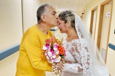 notícia: Vestida de noiva, filha surpreende pai internado no Abelardo Santos, após cerimônia de casamento