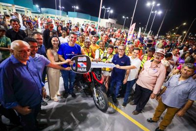notícia: Governo do Estado entrega cheques do CredCidadão a empreendedores e veículos do mototaxista Pai D’Égua