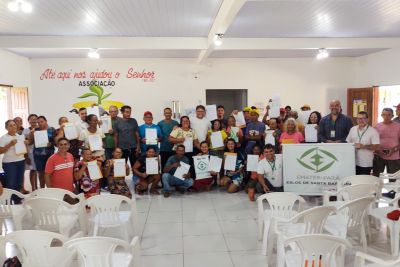 notícia: Famílias de agricultores de Santa Bárbara recebem CAFs da EMATER para acesso a benefícios 