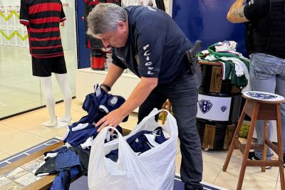 notícia: Operação da Polícia Civil apreende produtos falsificados do Remo e Paysandu em loja de Belém