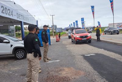 notícia: Agentes do Detran aplicam a Lei Seca para evitar acidentes nas rodovias