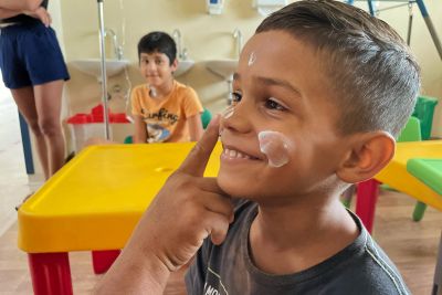 notícia: Abelardo Santos alerta para danos à pele das crianças pela longa exposição ao sol