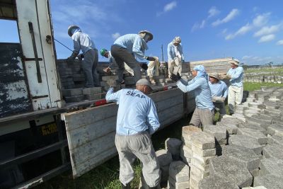 notícia: Seap promove a doação de bloquetes de concreto para Escola Técnica em Castanhal