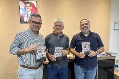 notícia: Editora da Imprensa Oficial entrega ao autor exemplares de 'Marajoando em Cordel'