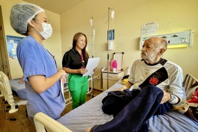 notícia: Hospital Regional Abelardo Santos emociona avós com homenagem dos netos