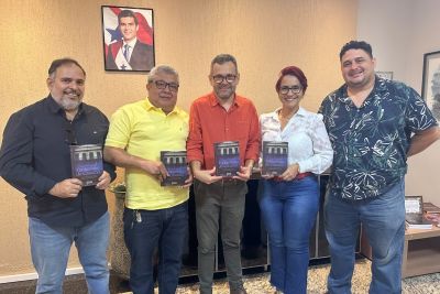 notícia: Editora da Imprensa Oficial entrega exemplares de 'Fantasmas do Casarão'